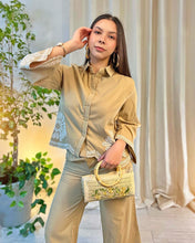 Cargar imagen en el visor de la galería, Set camisa &amp; pantalón beige bordado
