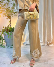 Cargar imagen en el visor de la galería, Set camisa &amp; pantalón beige bordado
