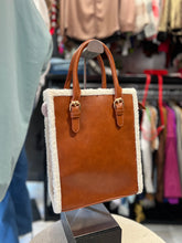 Cargar imagen en el visor de la galería, Bolso efecto piel con borrego
