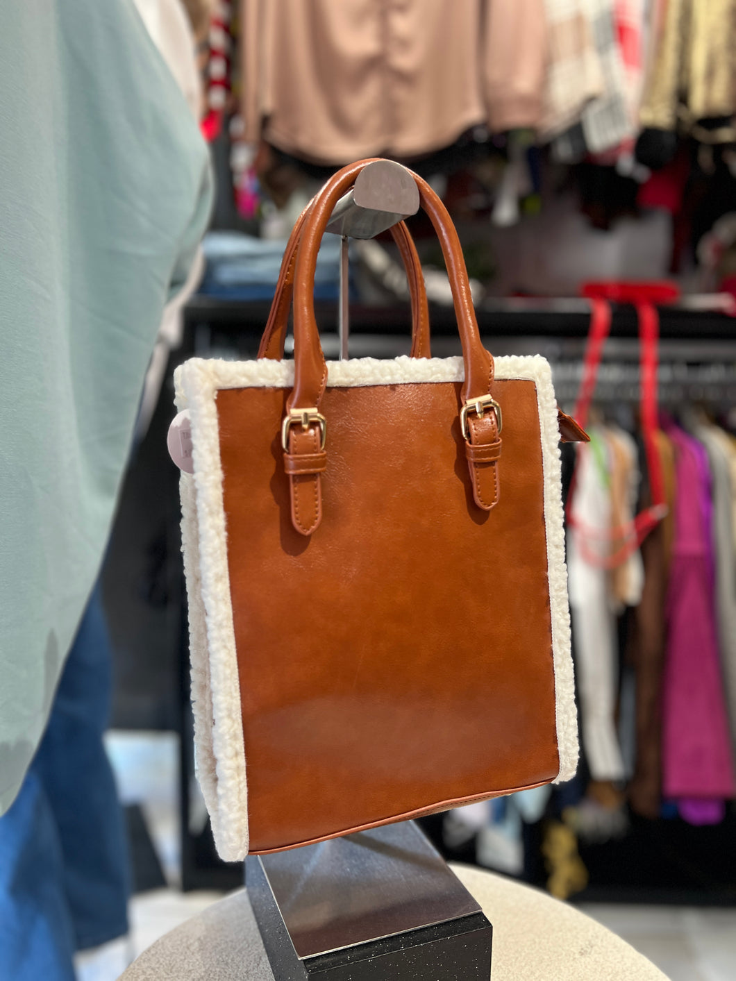 Bolso efecto piel con borrego