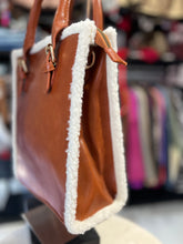Cargar imagen en el visor de la galería, Bolso efecto piel con borrego
