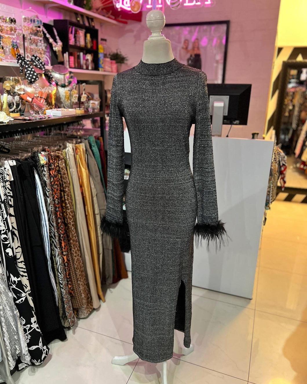 Vestido gris con plumas