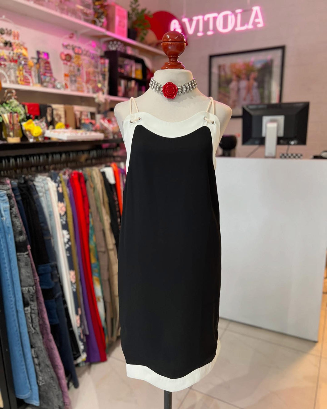 Vestido negro con blanco