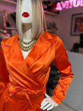 Cargar imagen en el visor de la galería, Set blusa envolvente &amp; pantalón naranja
