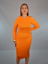 Cargar imagen en el visor de la galería, Vestido hilo naranja hombros descubiertos
