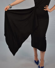 Cargar imagen en el visor de la galería, Vestido midi negro un hombro
