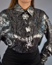 Cargar imagen en el visor de la galería, Blusa metalica con botones flores
