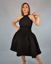 Cargar imagen en el visor de la galería, Vestido negro midi halter
