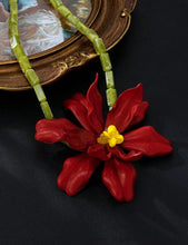 Cargar imagen en el visor de la galería, Collar flor roja

