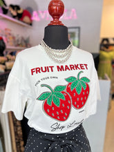 Cargar imagen en el visor de la galería, Playera blanca fresas
