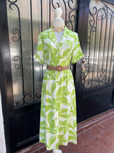 Cargar imagen en el visor de la galería, Vestido camisero estampado verde &amp; blanco

