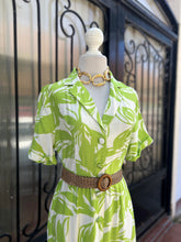 Cargar imagen en el visor de la galería, Vestido camisero estampado verde &amp; blanco
