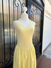 Cargar imagen en el visor de la galería, Vestido halter amarillo
