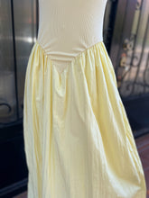 Cargar imagen en el visor de la galería, Vestido halter amarillo
