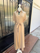 Cargar imagen en el visor de la galería, Vestido camisero camel
