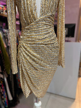 Cargar imagen en el visor de la galería, Vestido lentejuela dorado con escote
