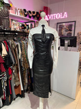Cargar imagen en el visor de la galería, Vestido midi efecto piel straple
