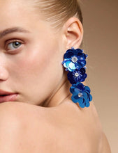 Cargar imagen en el visor de la galería, Aretes flores lentejuela azul
