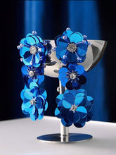 Cargar imagen en el visor de la galería, Aretes flores lentejuela azul

