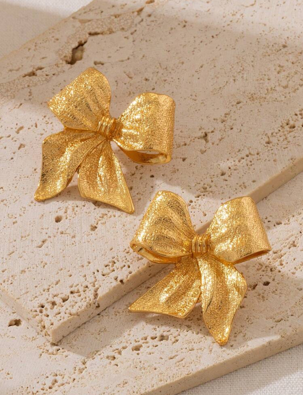 Aretes moños dorados