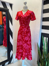 Cargar imagen en el visor de la galería, Vestido envolvente rojo flores rosas
