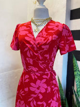 Cargar imagen en el visor de la galería, Vestido envolvente rojo flores rosas

