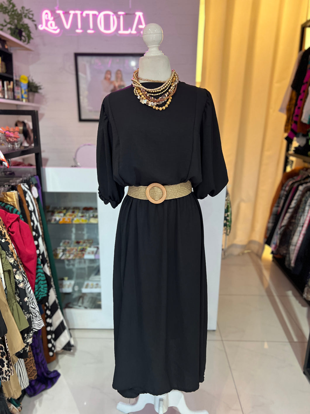 Vestido midi negro con cinturón