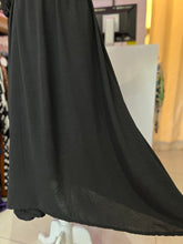 Cargar imagen en el visor de la galería, Vestido midi negro con cinturón
