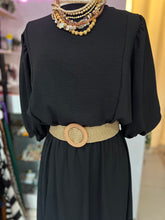 Cargar imagen en el visor de la galería, Vestido midi negro con cinturón
