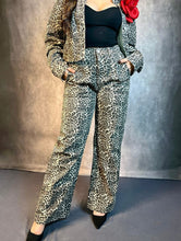 Cargar imagen en el visor de la galería, Pantalón denim estampado leopardo
