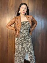 Cargar imagen en el visor de la galería, Chamarra flecos efecto piel café
