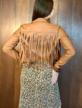 Cargar imagen en el visor de la galería, Chamarra flecos efecto piel café
