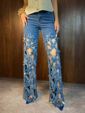 Cargar imagen en el visor de la galería, Pantalón denim con flores

