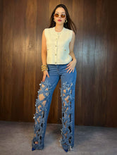 Cargar imagen en el visor de la galería, Pantalón denim con flores
