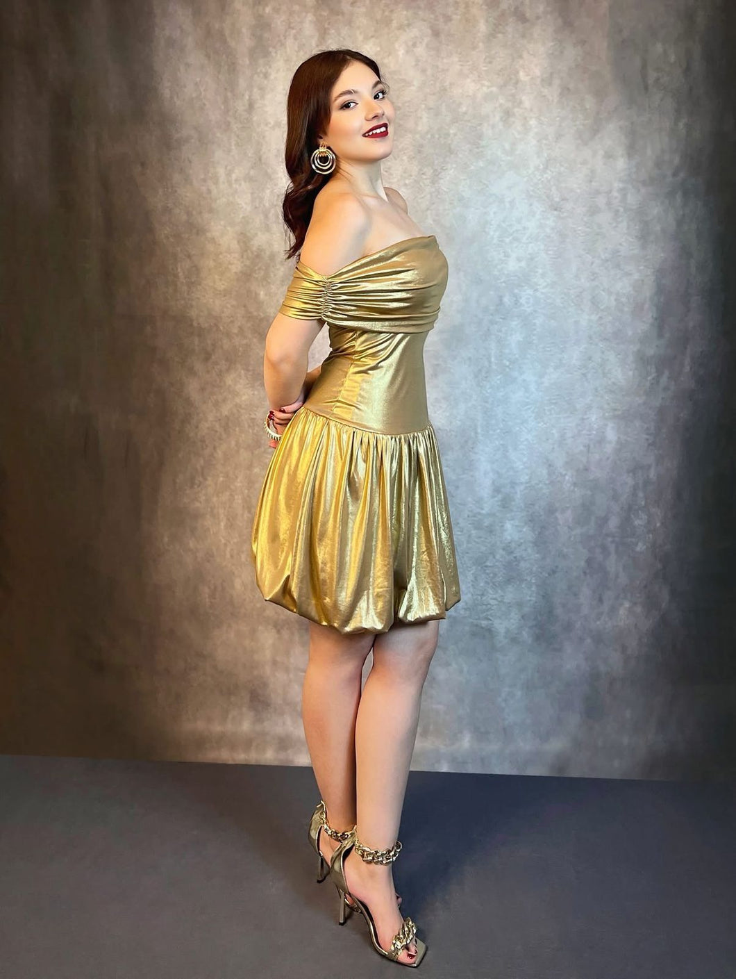 Vestido metálico dorado falda globo