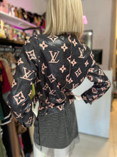 Cargar imagen en el visor de la galería, Chamarra efecto piel estampada
