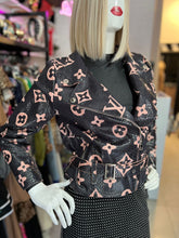 Cargar imagen en el visor de la galería, Chamarra efecto piel estampada
