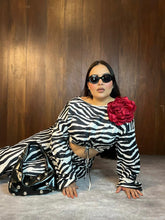 Cargar imagen en el visor de la galería, Set blusa &amp; pantalón zebra

