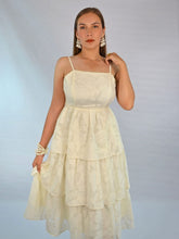 Cargar imagen en el visor de la galería, Vestido midi beige olanes

