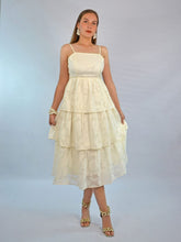 Cargar imagen en el visor de la galería, Vestido midi beige olanes
