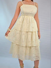 Cargar imagen en el visor de la galería, Vestido midi beige olanes

