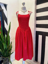 Cargar imagen en el visor de la galería, Vestido rojo lunares blancos
