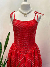 Cargar imagen en el visor de la galería, Vestido rojo lunares blancos
