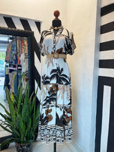 Cargar imagen en el visor de la galería, Vestido estampado hojas con cinturón
