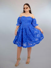 Cargar imagen en el visor de la galería, Vestido azul hombros descubiertos
