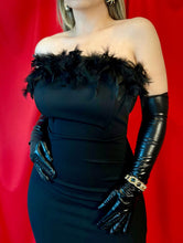 Cargar imagen en el visor de la galería, Vestido midi plumas negras
