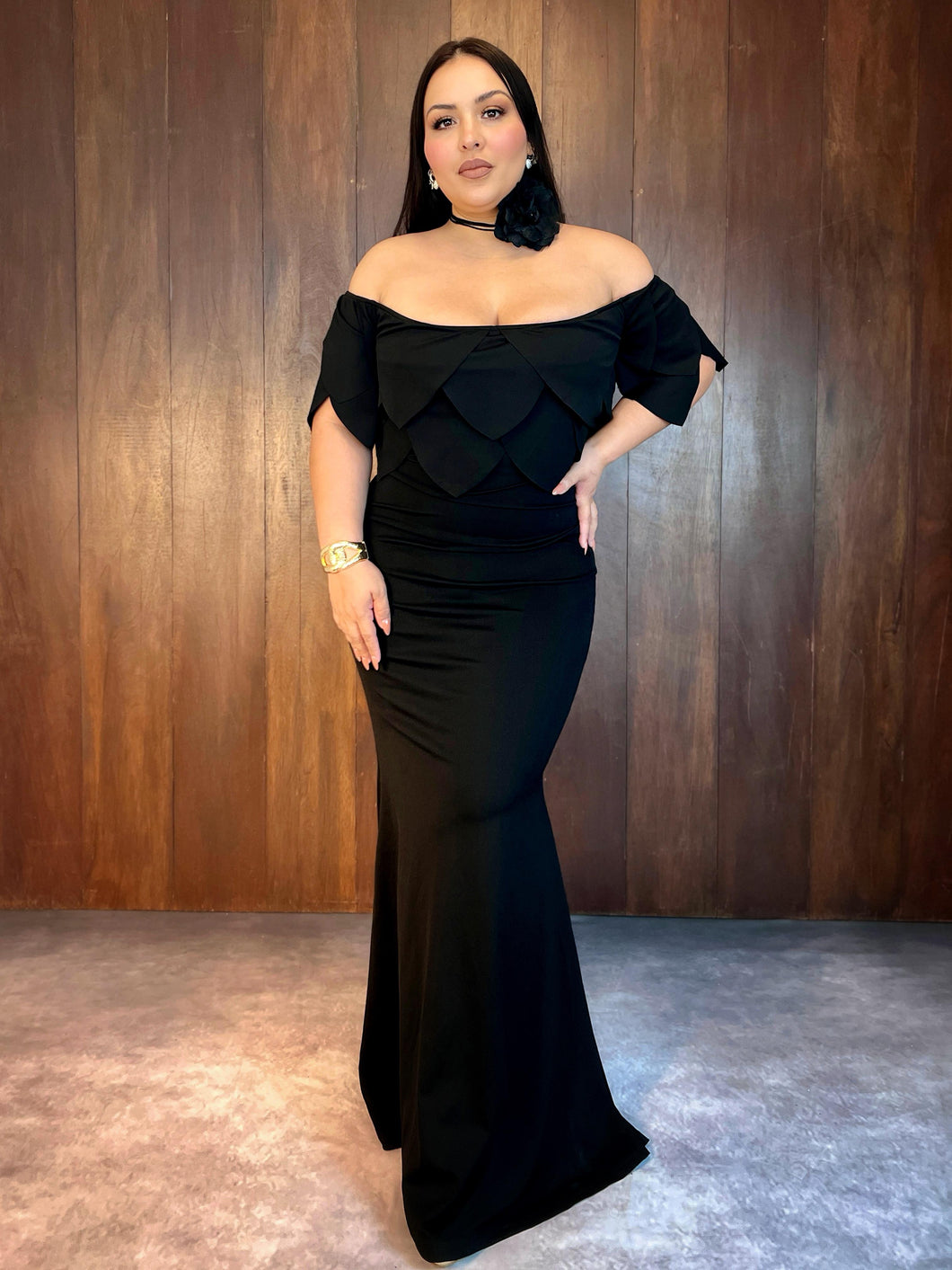 Maxi vestido hombros descubiertos petalos